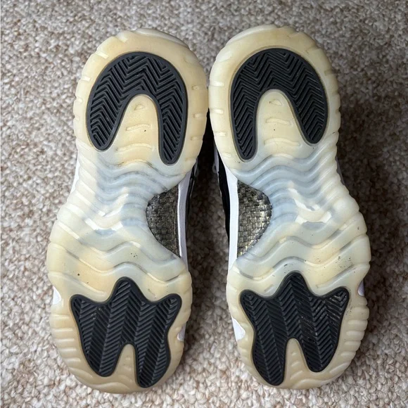 Air Jordan 11 Retro GS "Gratitude/Defending Moments"